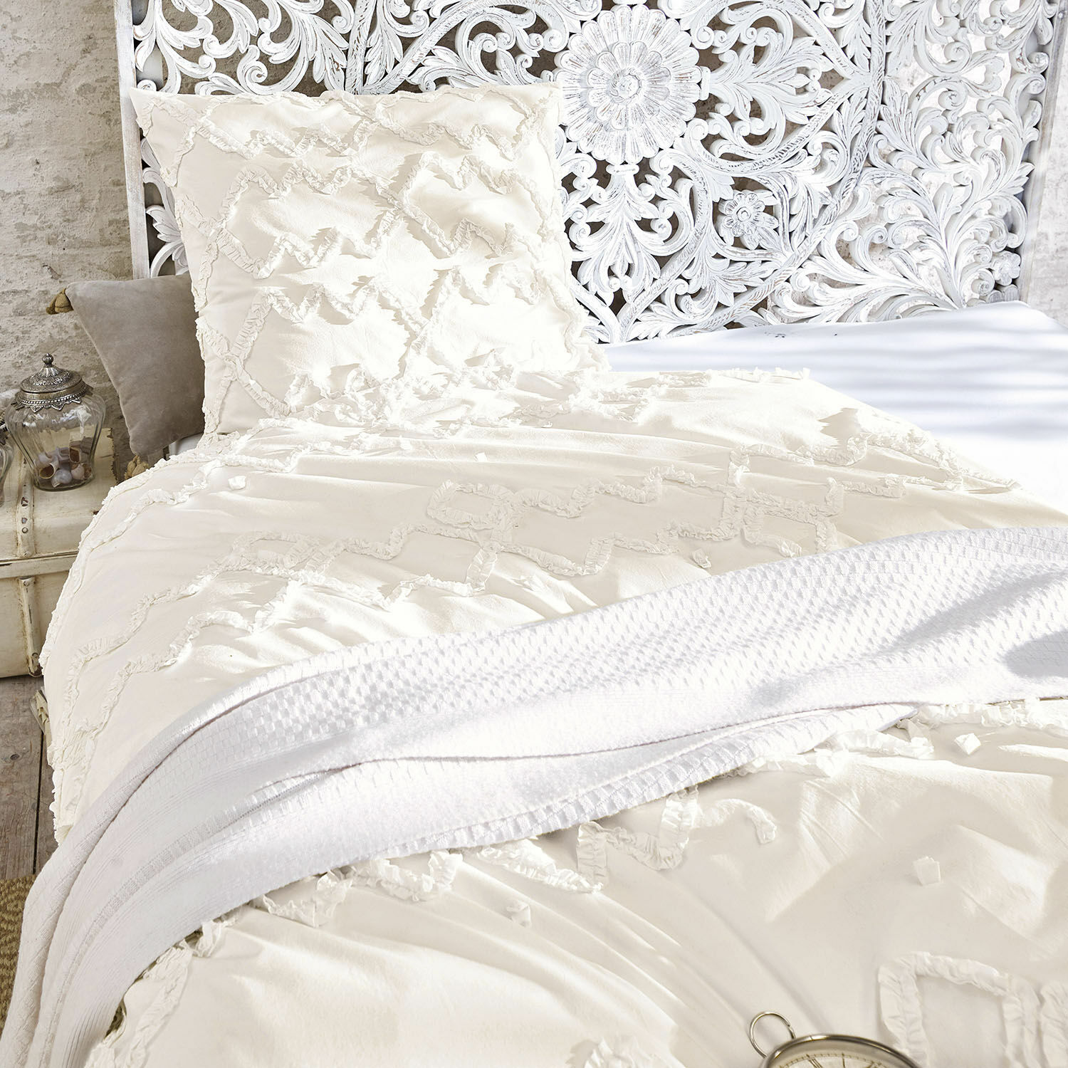 Bettwäsche Élaine Cremefarbige Baumwollbettwäsche mit dekorativem Muster und weicher weißer Decke auf Vintage-Bett