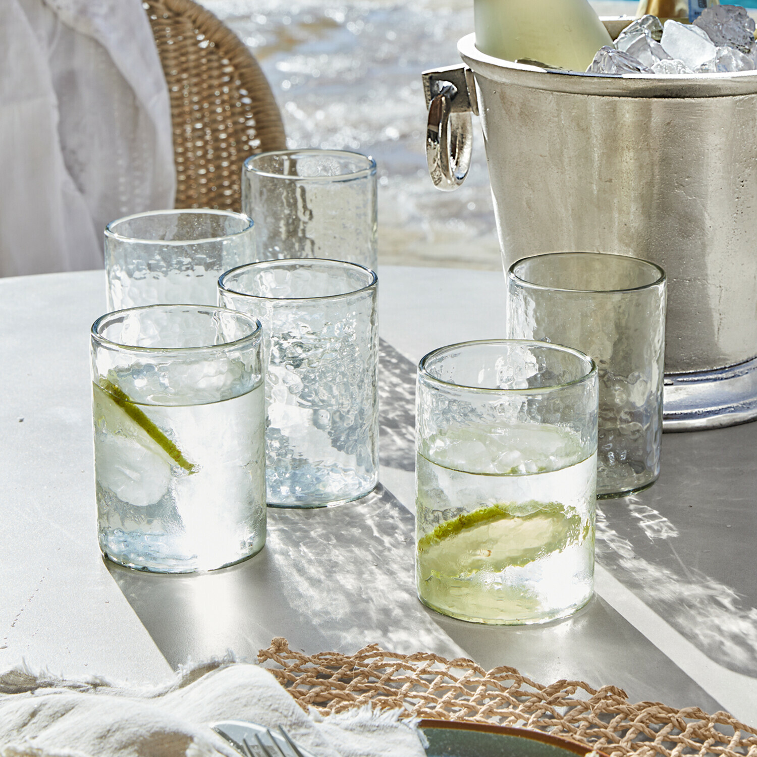Glas 6er Set Clarksville Gläser aus klarem, strukturiertem Glas mit Limettenscheiben und Eiswürfeln auf weißem Tisch