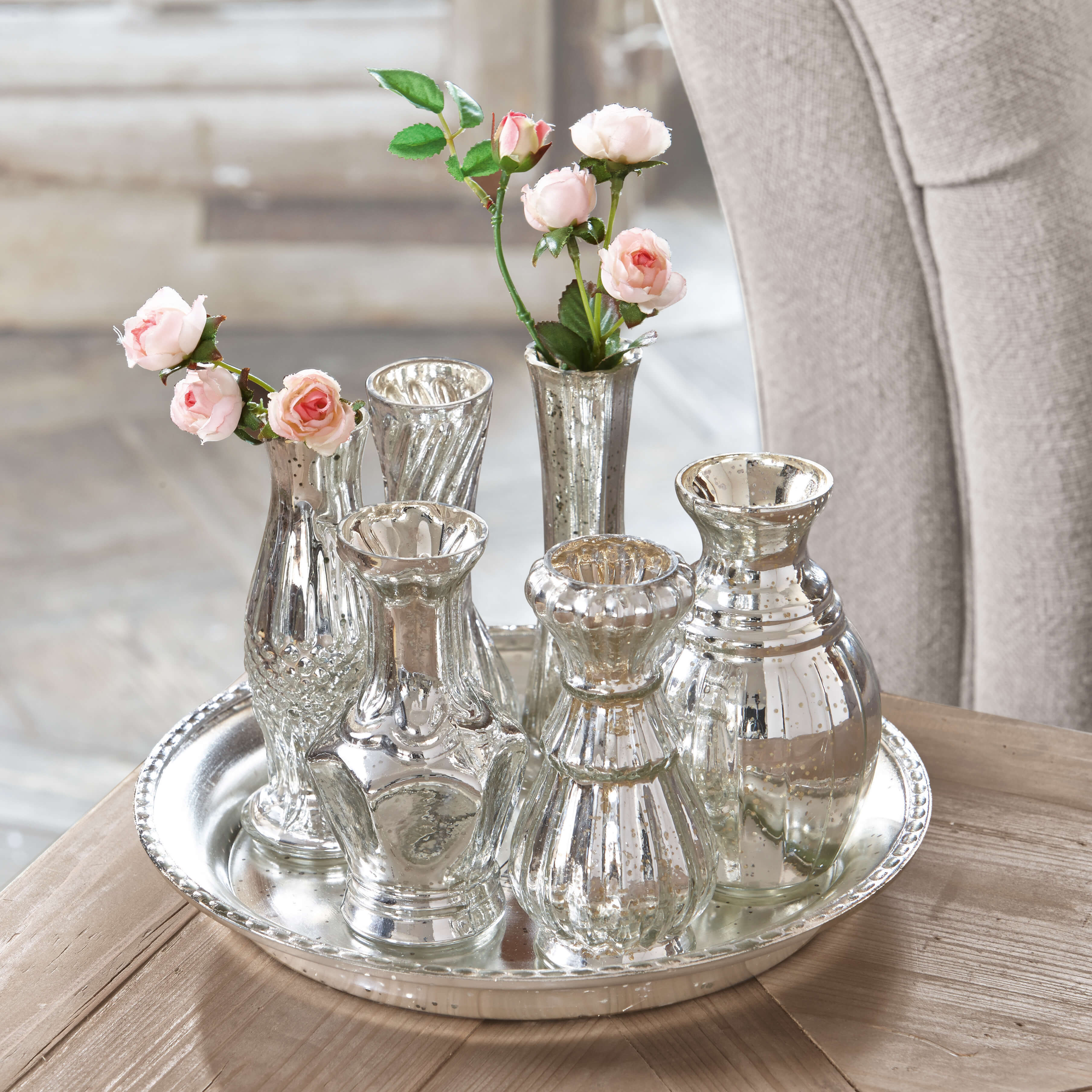 Set aus silbernen Glasvasen auf Tablett mit rosa Blumen, elegante Vintage-Tischdekoration