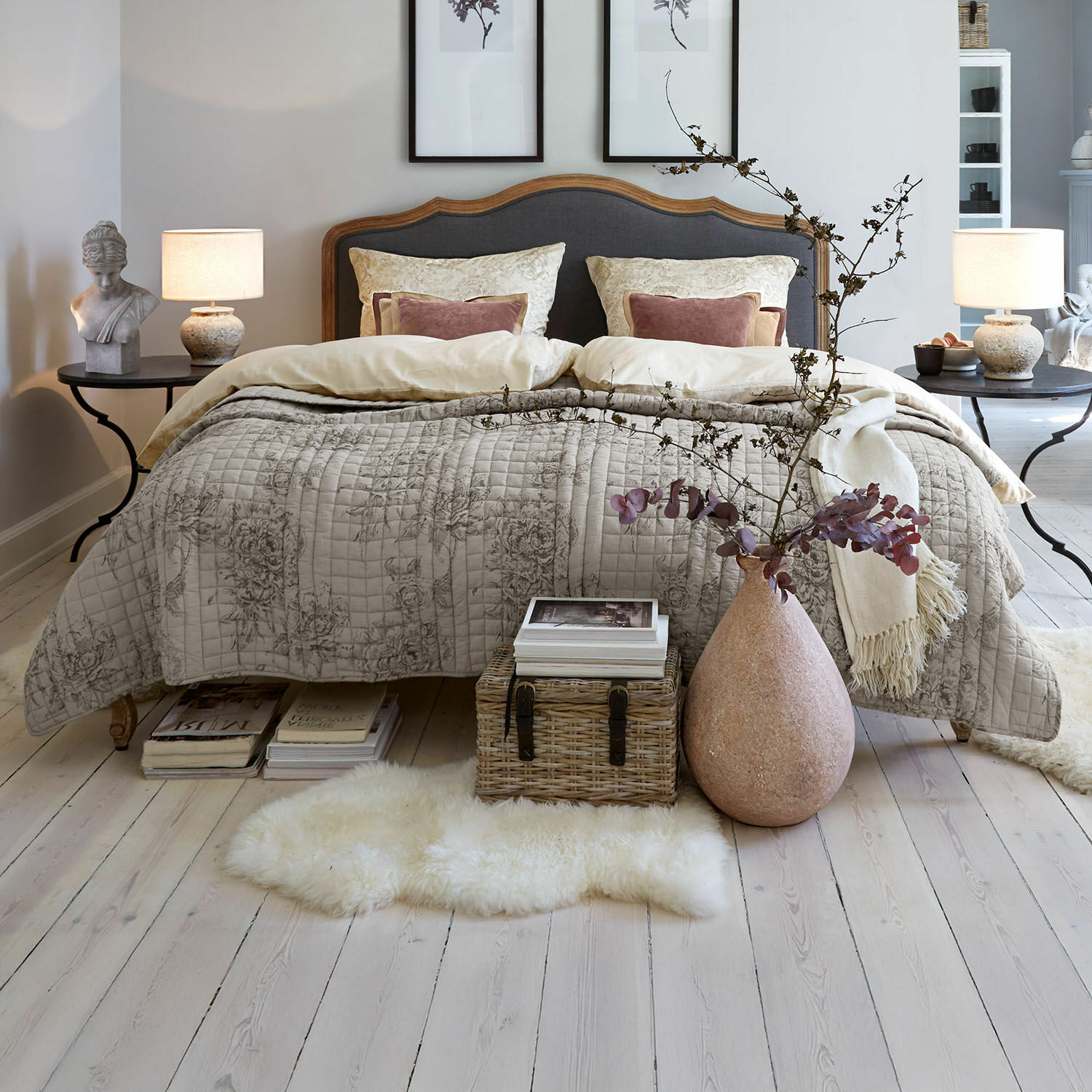 Quilt Orrenwyn Gemütliches Schlafzimmer mit Holzbett und beiger Steppdecke mit floralem Muster