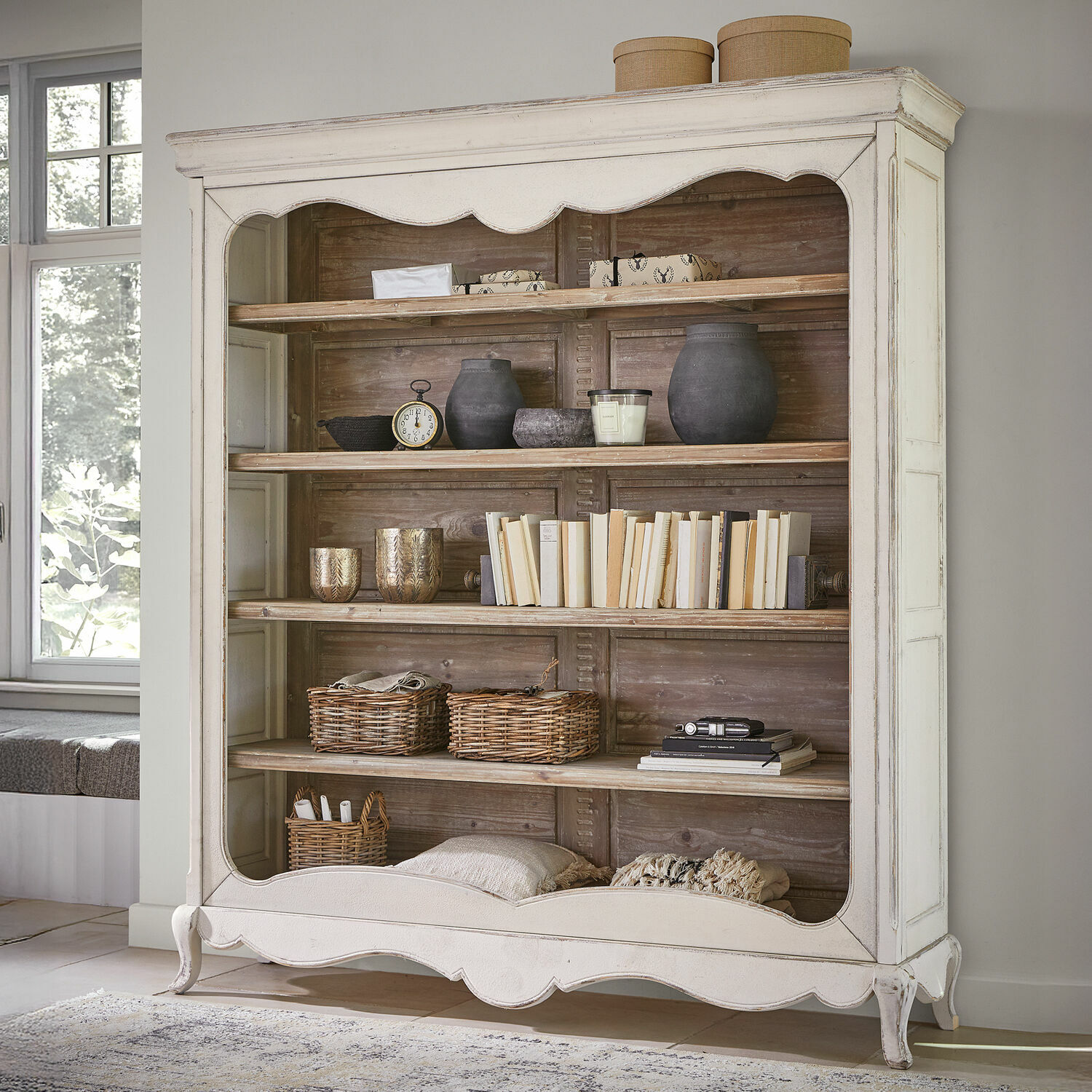 Regal Langworth Weiße Holzvitrine mit dekorativem Frontdesign und naturbelassenen Holzregalen im Vintage-Stil