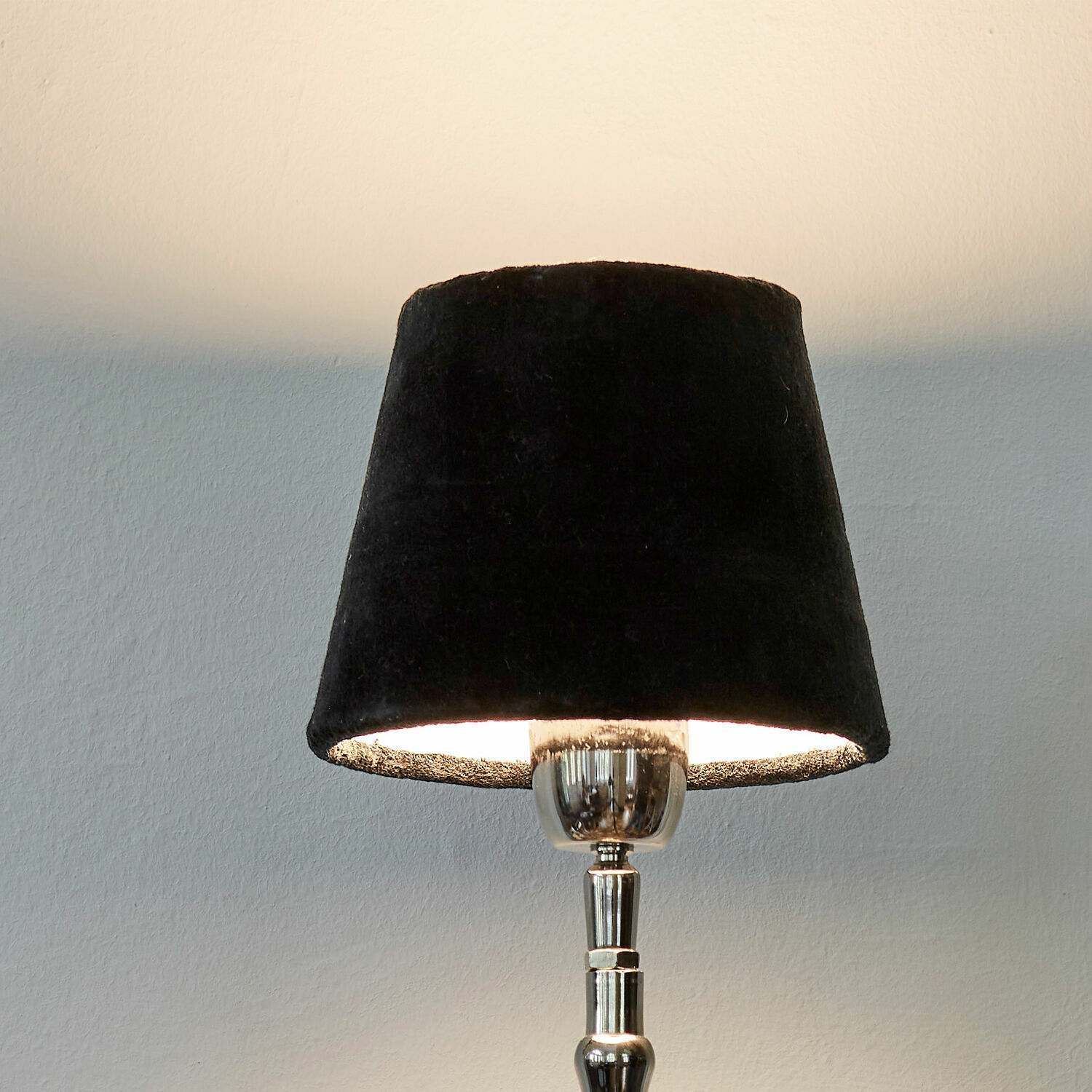 Lampenschirm Mitters Tischlampe mit schwarzem Lampenschirm und Metallfuß, modernes Wohnzimmerlicht