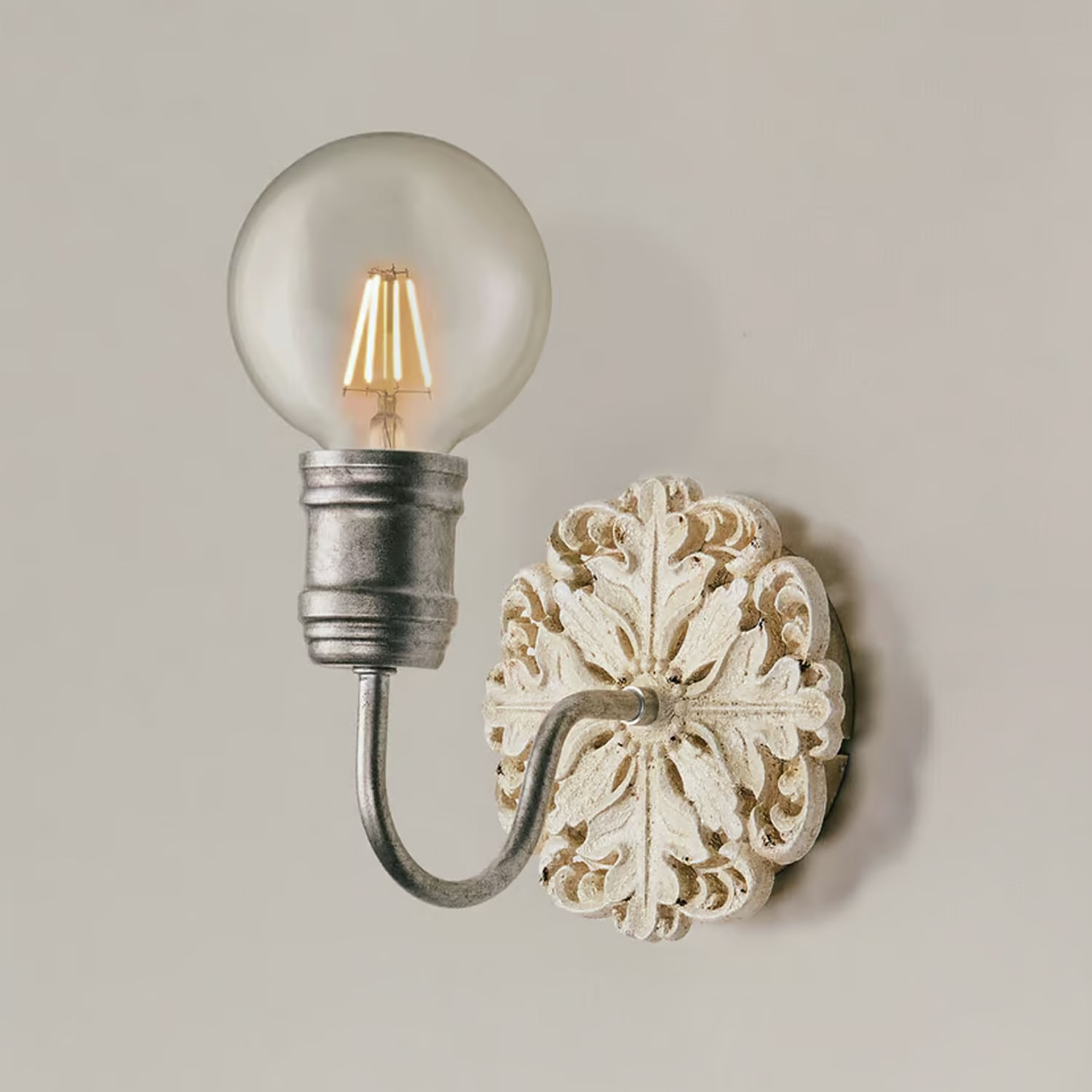 Wandleuchte mit Metallarm und dekorativer weißer Basis im Vintage-Stil, LED-Lampe
