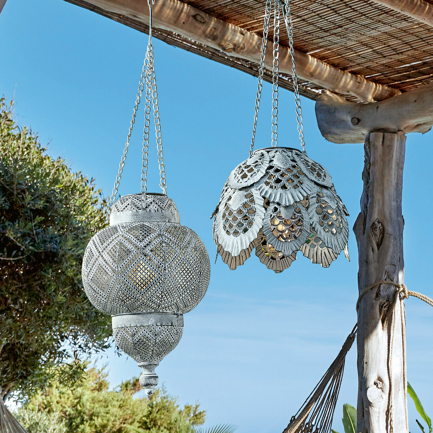 Solar-Hängelaterne 2er Set Paale Zwei weiße Metall-Hängeleuchten mit filigranem Muster, dekorative Gartenbeleuchtung im Freien