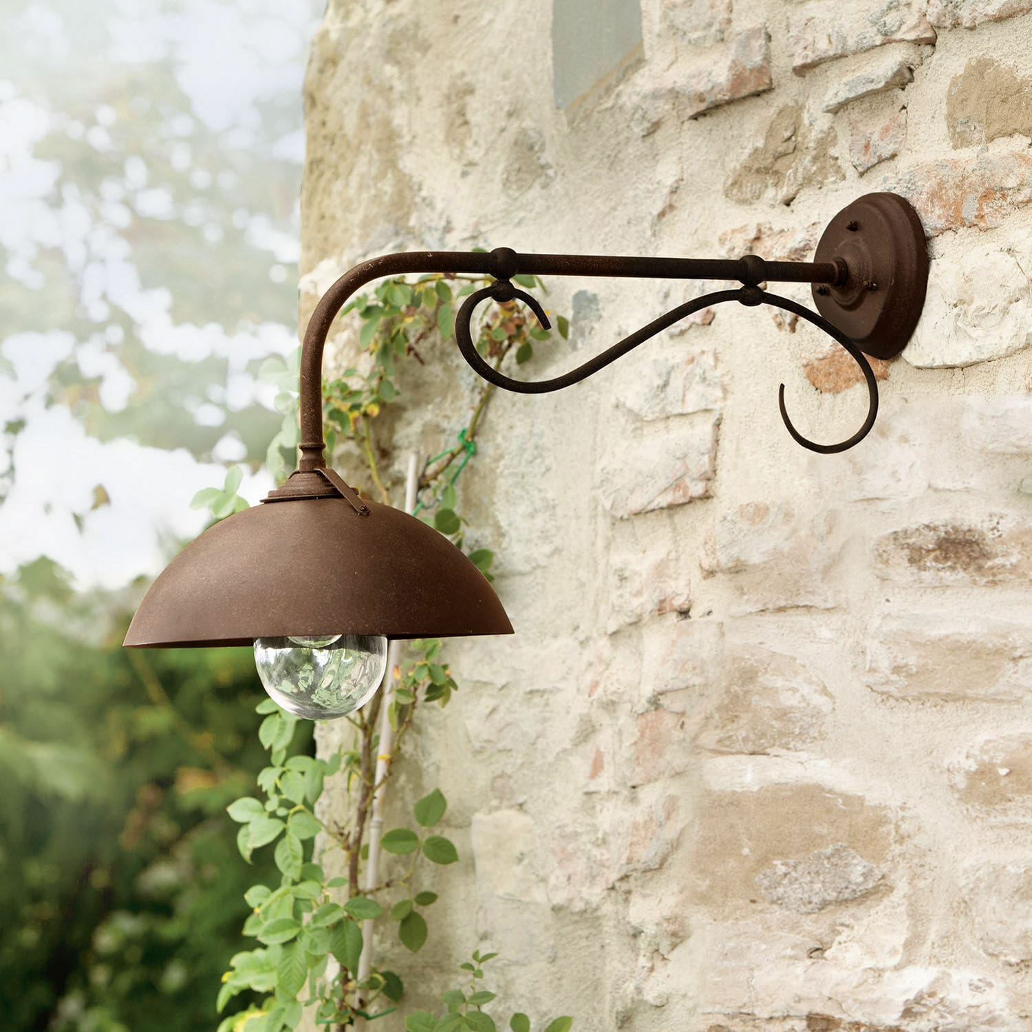 Außenwandlampe Lupia Rustikale Außenwandleuchte aus Metall in Rostoptik an Steinmauer, Gartenbeleuchtung