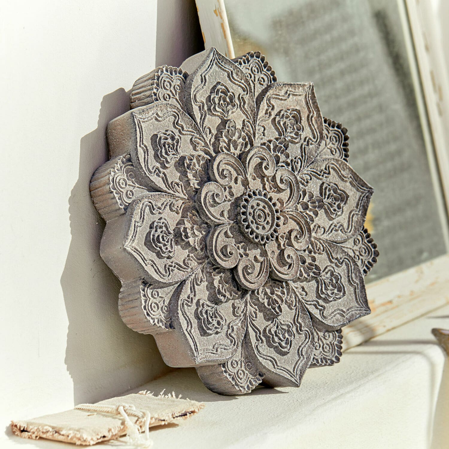 Wandornament Aubure Graues Holzornament mit floralem Muster, dekorativ für Innenräume und Wandgestaltung