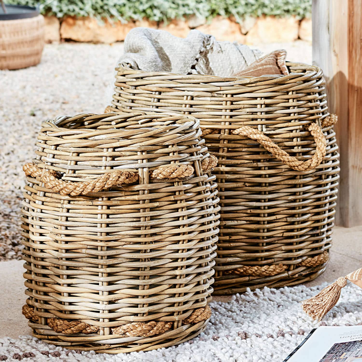 Korb 2er Set Tauri Zwei runde Korb aus natürlichem Rattan mit geflochtenen Seilgriffen für Aufbewahrung und Deko