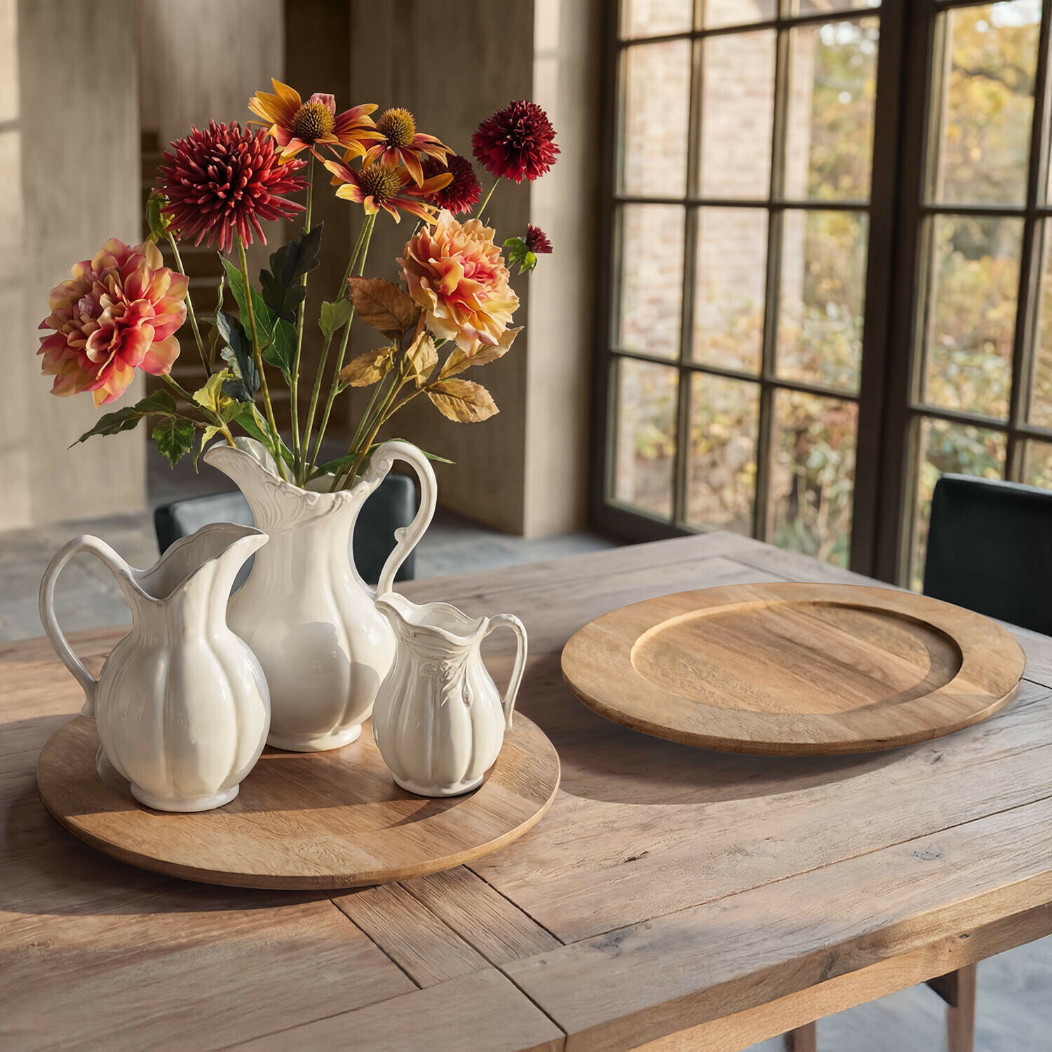 Platzset 2er Set Ulivarne Set aus weißen Keramik-Krügen auf Holztablett mit Blumen in rustikalem Interieur