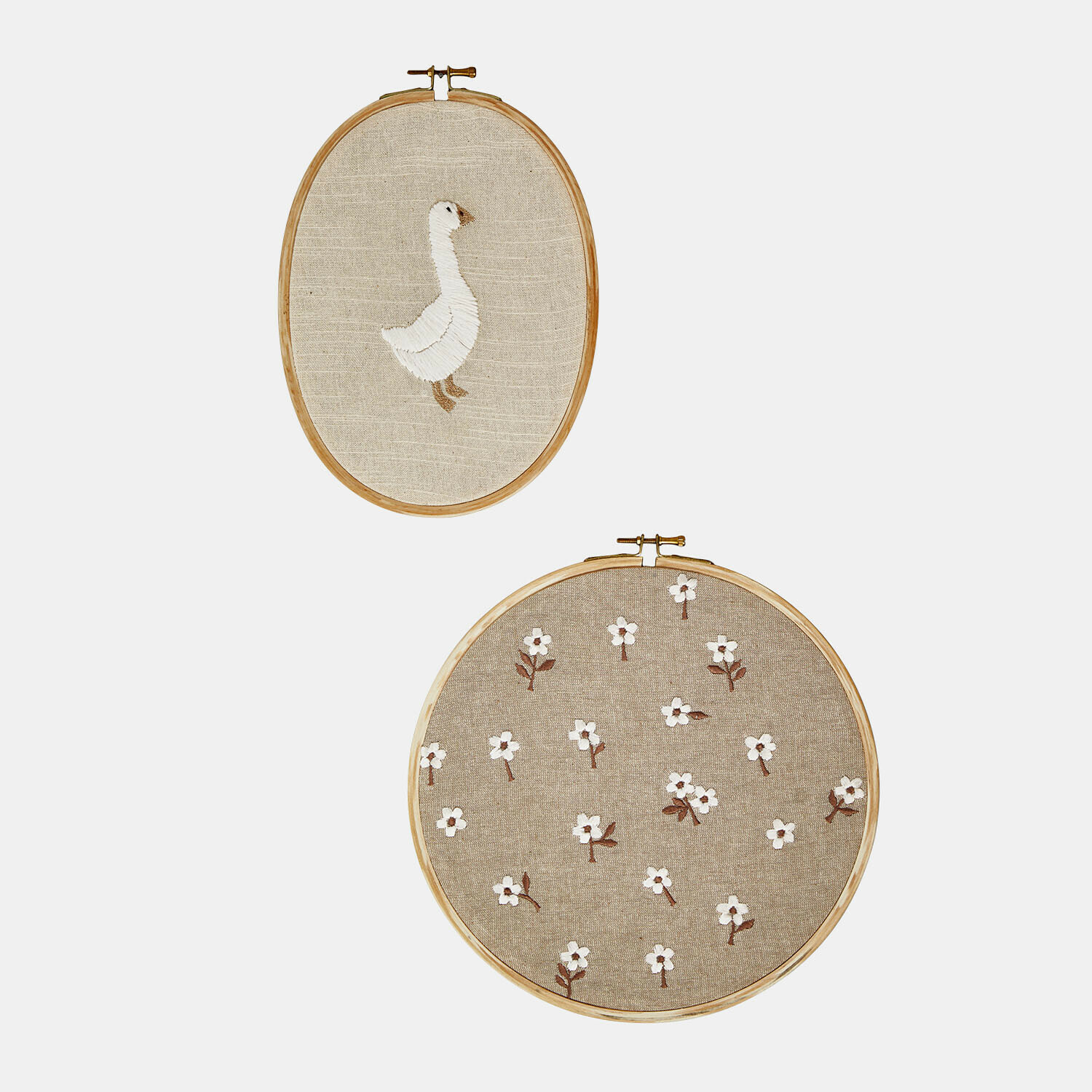 Bild 2er Set Tillyboo Zwei bestickte Stickrahmen aus Naturleinen mit weißer Gans und Blumenmotiv, Wanddeko