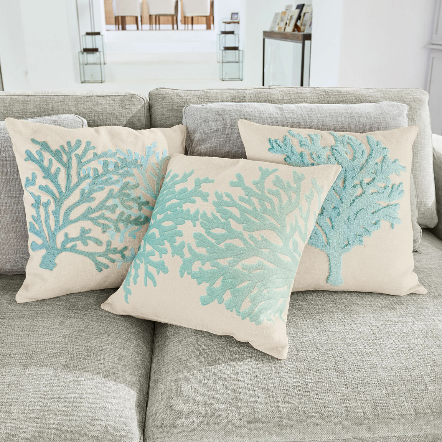 Kissenhülle 3er Set Vaiea Beige Dekokissen mit blauem Korallen-Stickmuster auf grauem Sofa für Wohnzimmer
