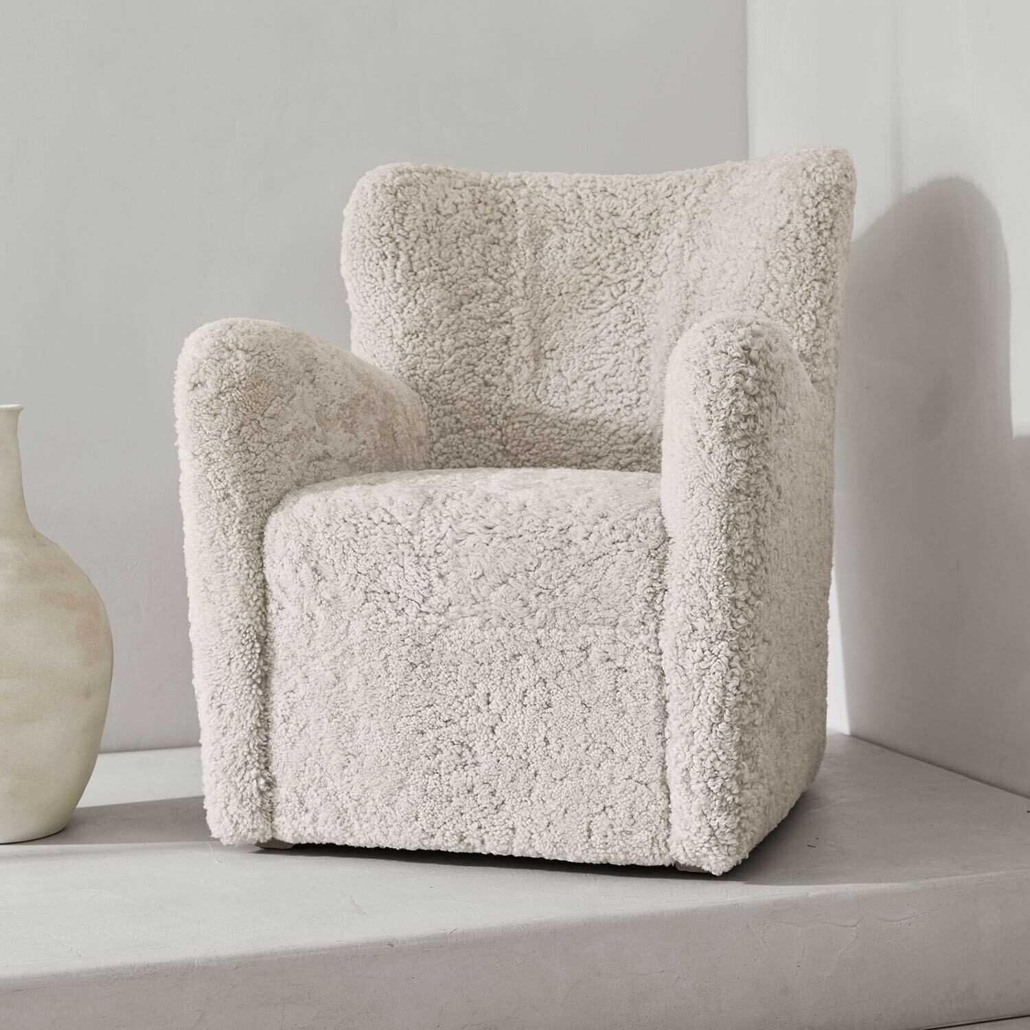 Sessel Fleurimond Weicher Sessel aus beigem Plüsch mit modernem Design, ideal für Wohnzimmer und Entspannung