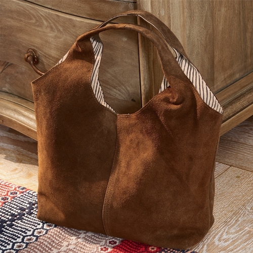 Braune Tasche aus weichem Veloursleder mit gestreiftem Tragegriff, praktisches Alltagsaccessoire