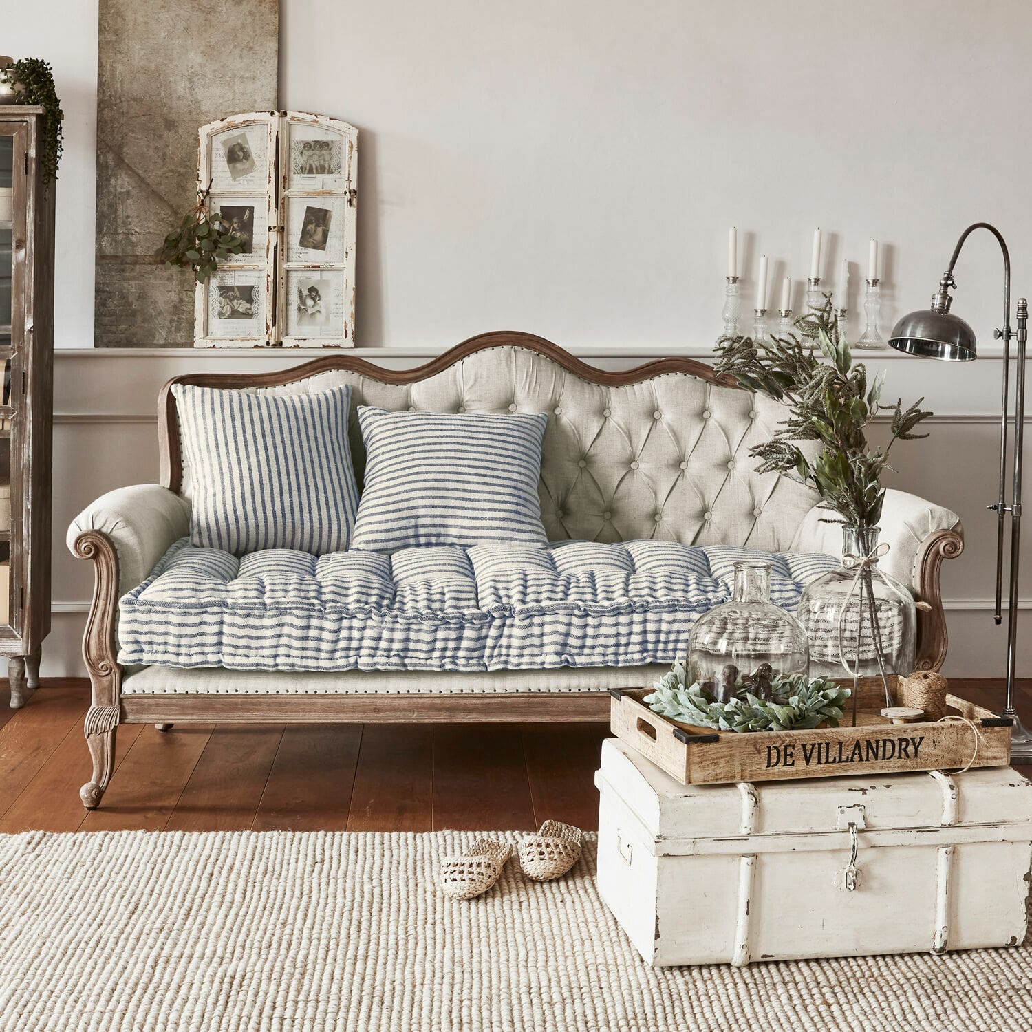 Sofa Malabon Beige gepolstertes Sofa mit Holzrahmen und blau-weiß gestreiften Kissen im Vintage-Stil