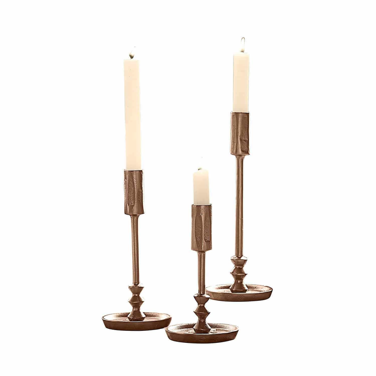 Kerzenständer 3er Set Rivandre Set aus drei kupferfarbenen Kerzenhaltern mit weißen Kerzen, Metall-Dekoration für den Tisch
