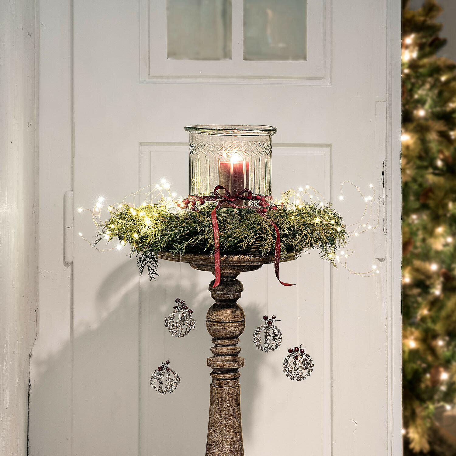 Trockenblumenkranz Willara Holzkerzenhalter mit grünem Kranz, roten Bändern und LED-Lichterkette als Weihnachtsdekoration