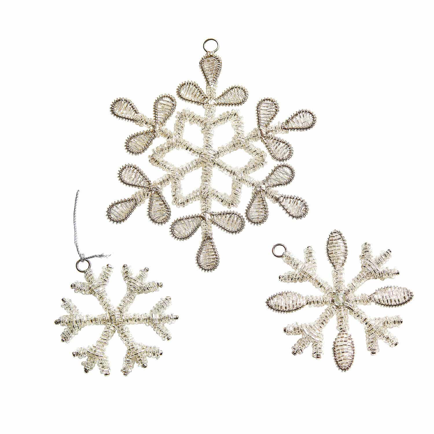 Anhänger 3er Set Skadi Set aus drei Schneeflocken-Weihnachtsanhängern aus transparenten Perlen und silbernem Draht