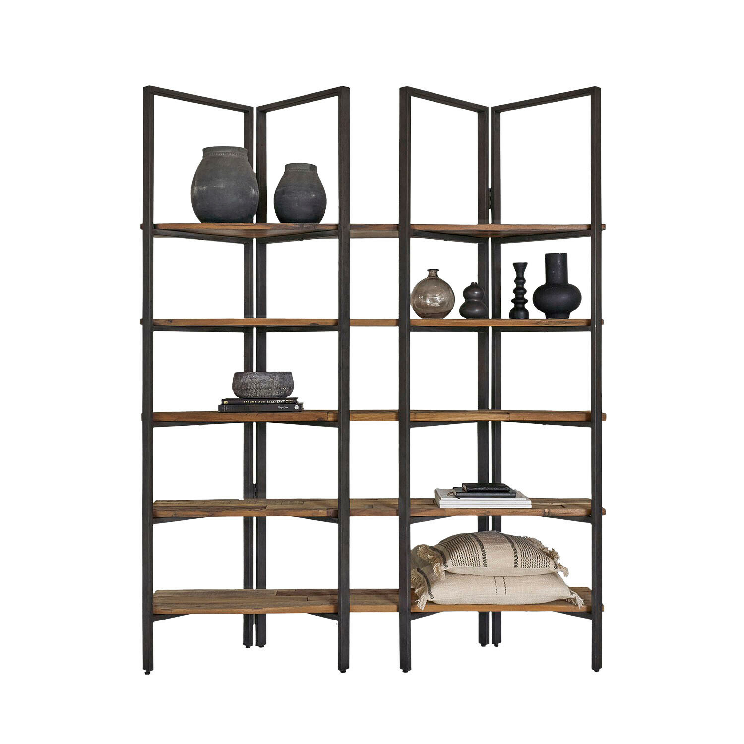 Eckregal aus Holz und Metall in Braun-Schwarz mit dekorativen Vasen und Kissen