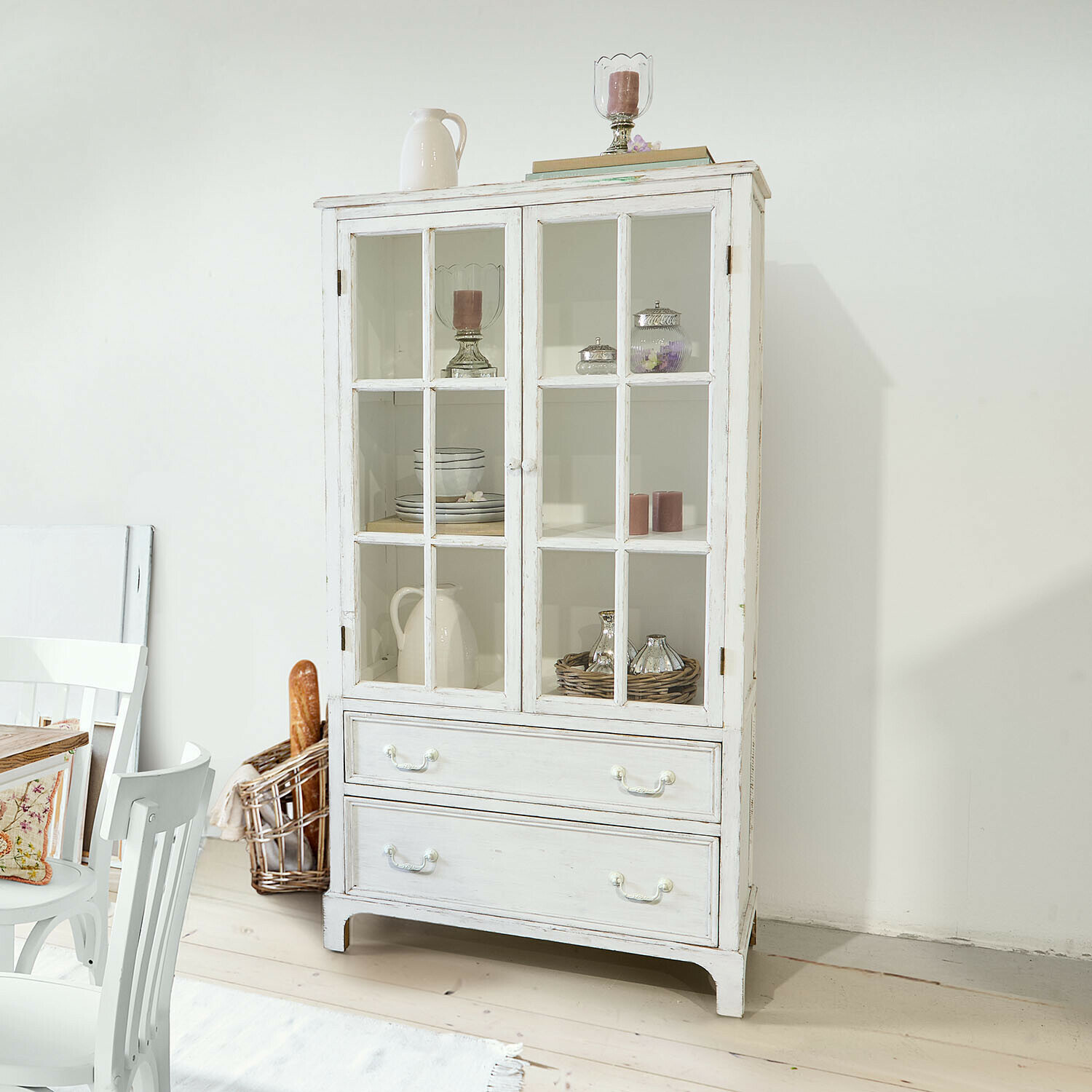 Schrank Jarrowfield Weiße Holzvitrine mit Glastüren und zwei Schubladen im Vintage-Stil