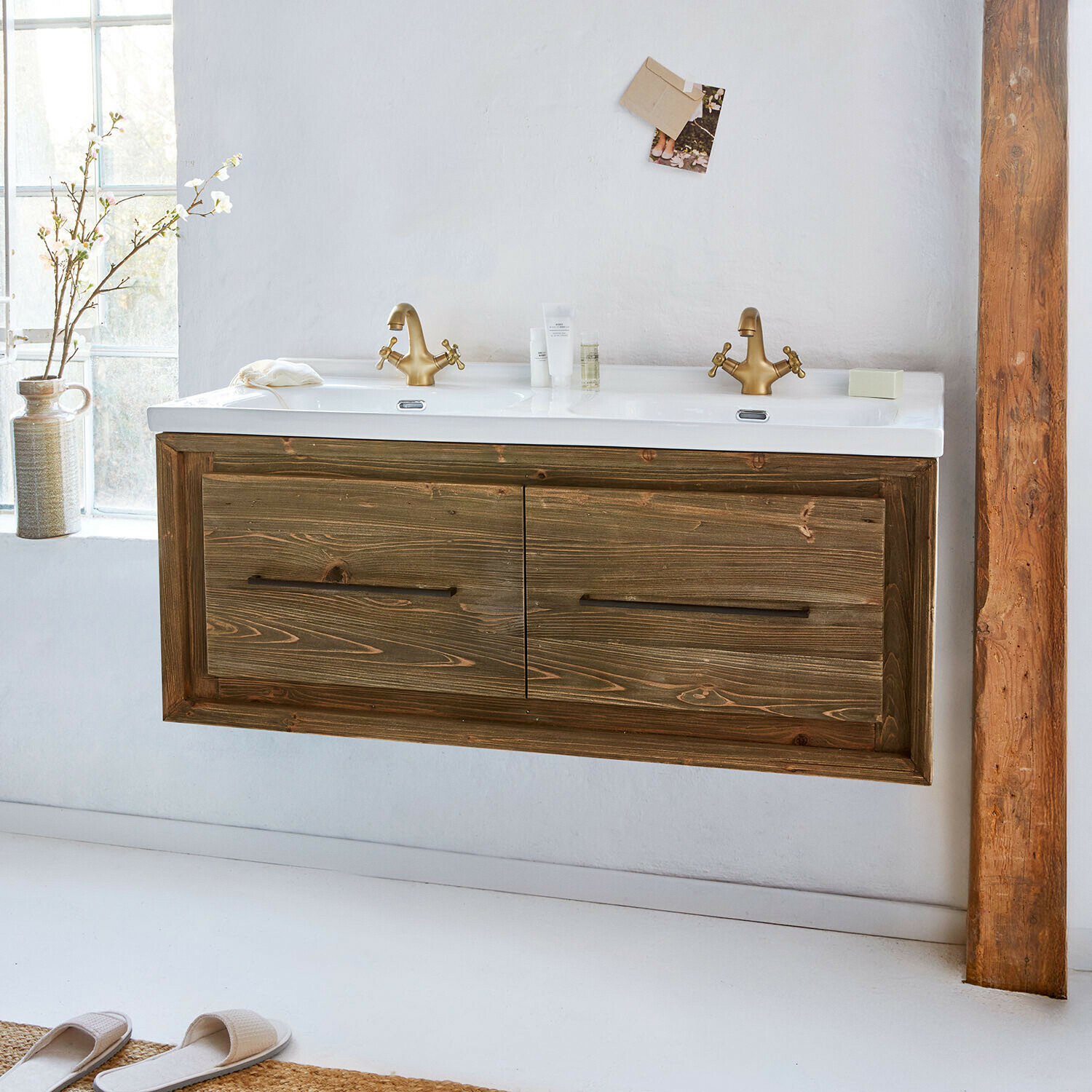Hängender Holz-Badezimmerschrank mit weißem Waschbecken und goldenen Armaturen im rustikalen Stil