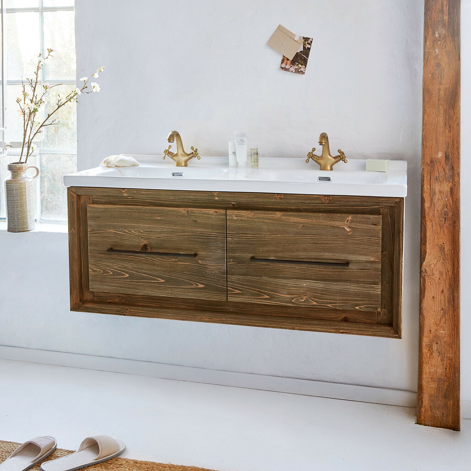 Doppelwaschtisch Greenhaven Hängender Holz-Badezimmerschrank mit weißem Waschbecken und goldenen Armaturen im rustikalen Stil