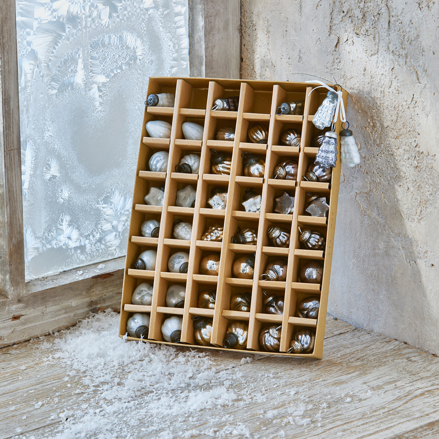 Set aus silbernen und weißen Glas-Weihnachtskugeln in Aufbewahrungsbox für festliche Dekoration