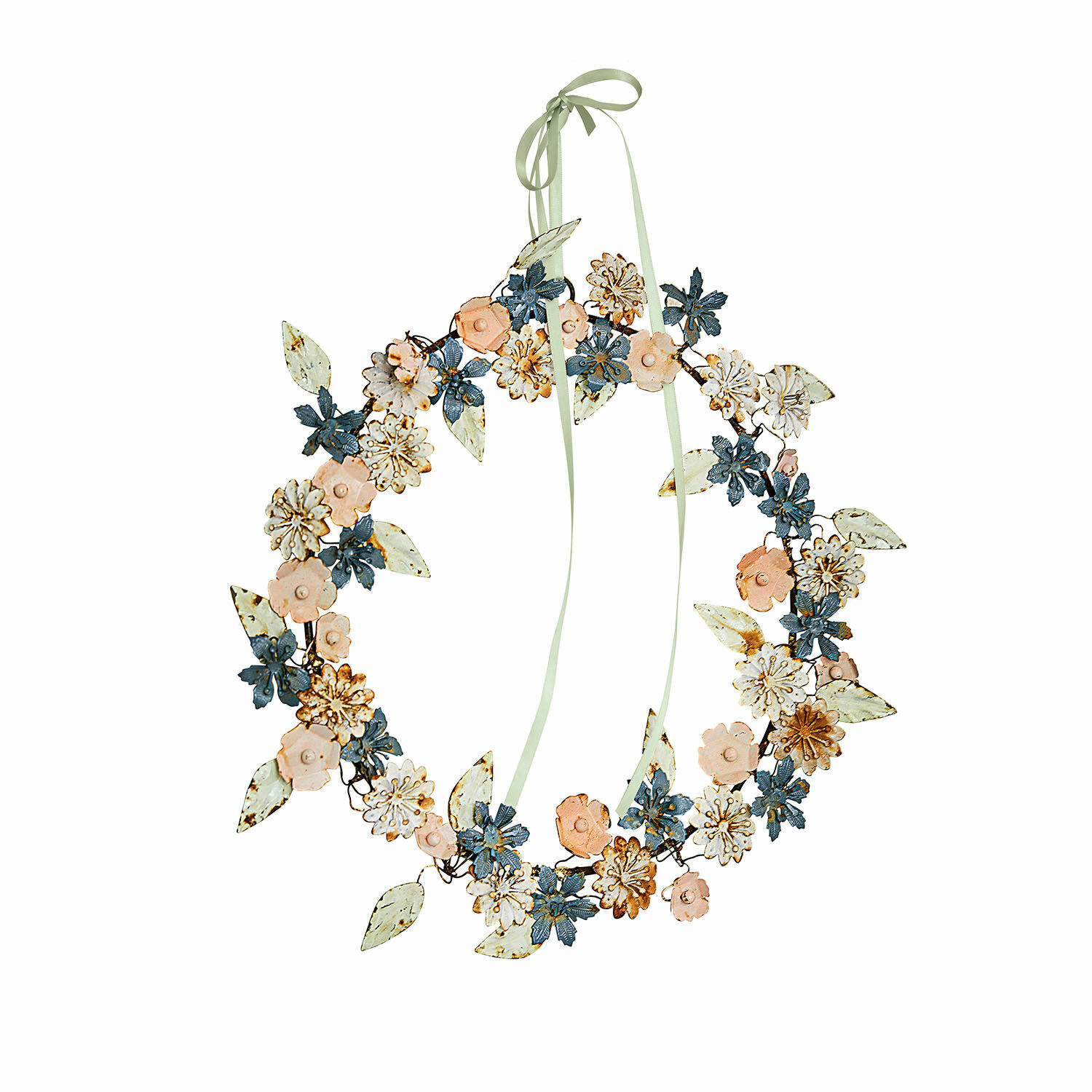 Dekorativer Metallkranz mit pastellfarbenen Blumen und Blättern zum Aufhängen.
