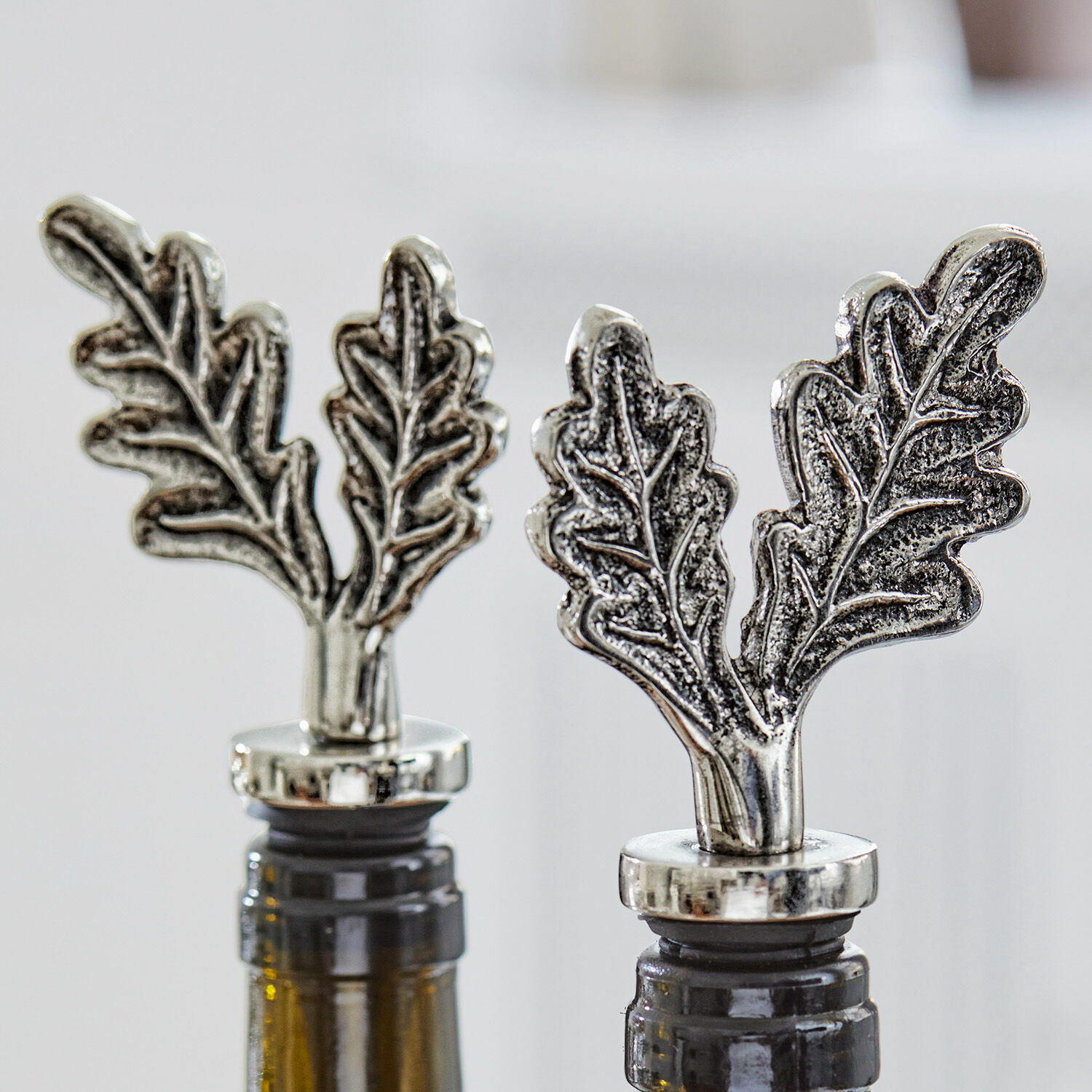 Flaschenverschluss 2er Set Vibius Metall-Flaschenkorken mit silberner Eichenblatt-Dekoration, elegantes Weinaccessoire.