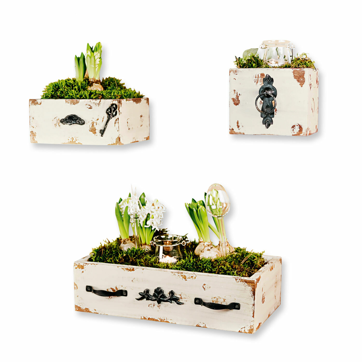 Dekokasten 3er Set Gorik Set aus drei weißen Holzpflanzkästen mit Shabby-Chic-Effekt und grünen Pflanzen in Moos