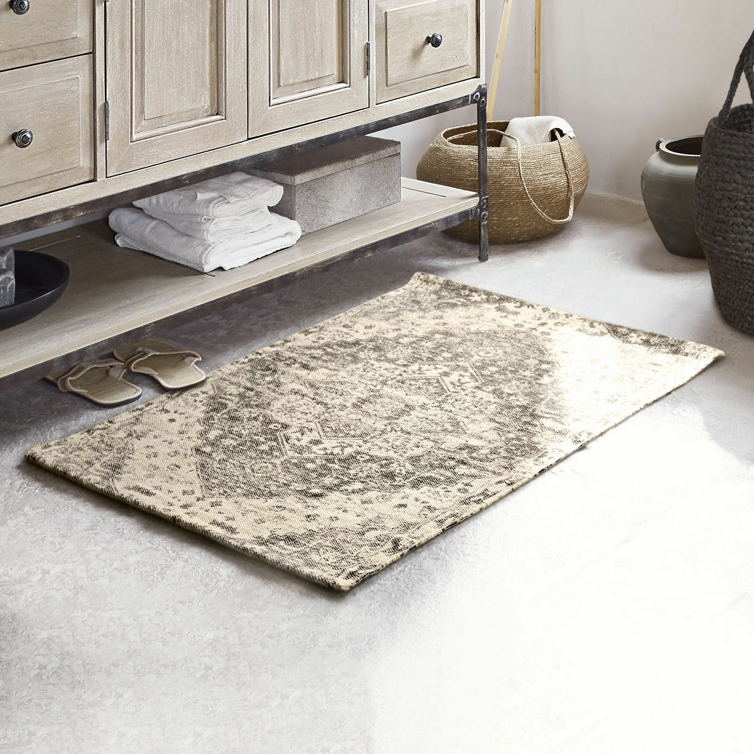 Badematte Davis Beigefarbener Teppich mit geometrischem Muster im natürlichen Stil auf hellem Boden im Wohnzimmer