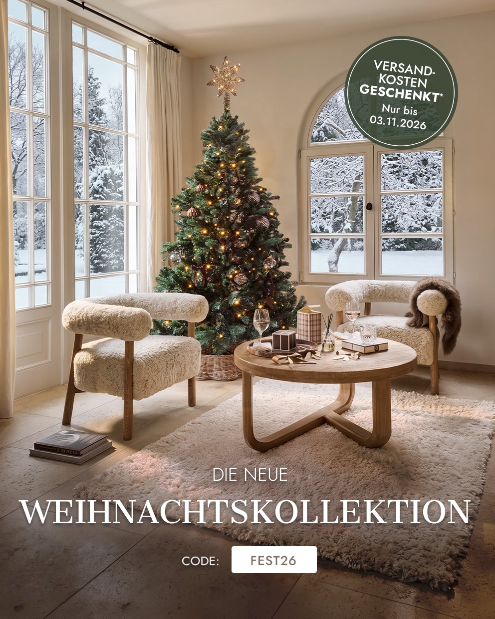 Gemütliches Wohnzimmer mit Weihnachtsbaum, hellen Holzmöbeln und cremefarbenen Sesseln für festliche Stimmung