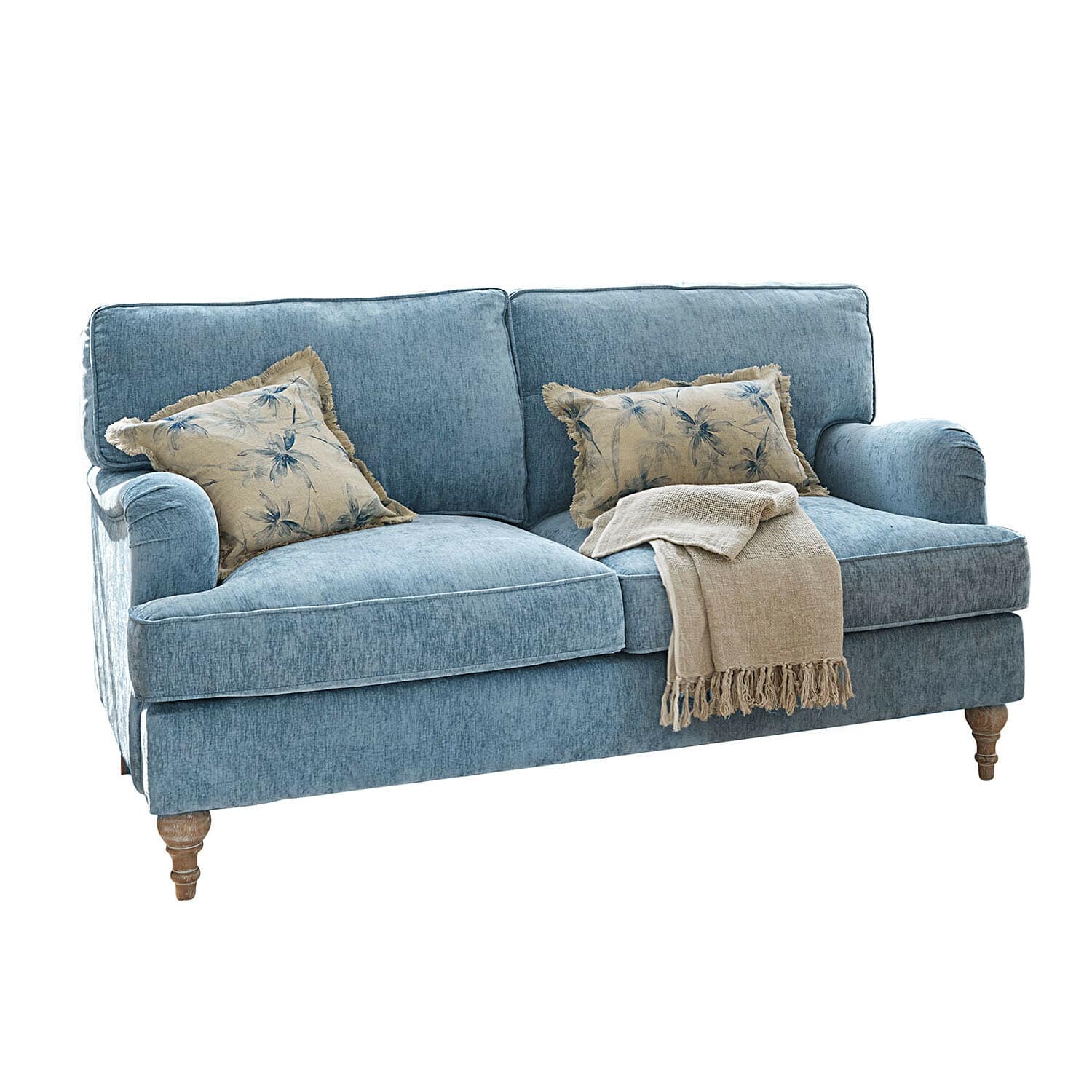 Sofa Elvika Blaues Stoffsofa mit Holzbeinen, dekoriert mit beiger Decke und Kissen mit Pflanzenmuster