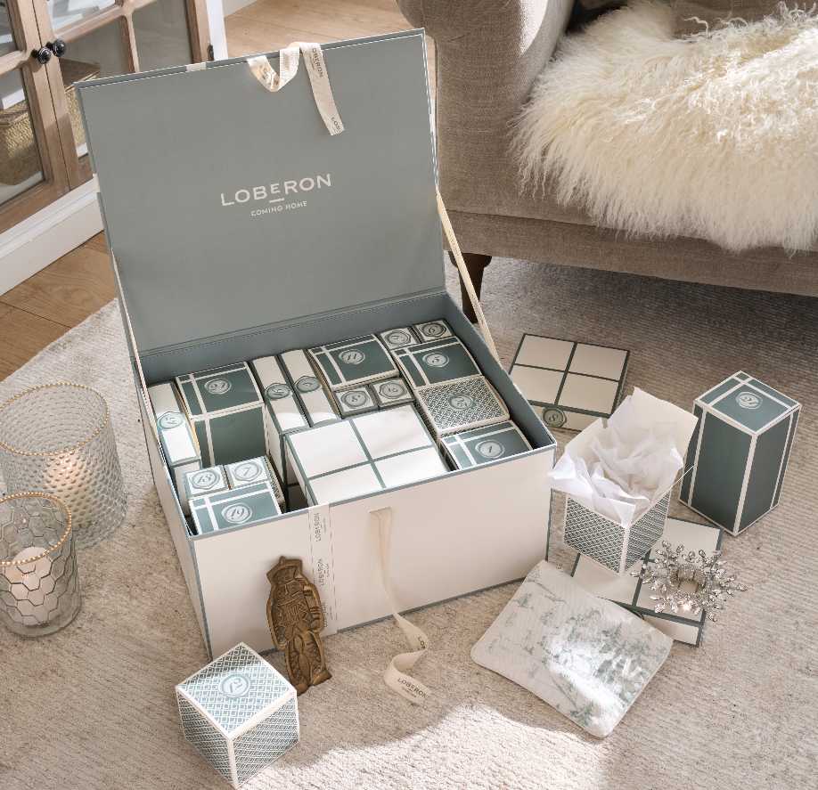 Offene, dekorative Adventskalenderbox von LOBERON mit nummerierten Geschenkboxen und weihnachtlichen Accessoires